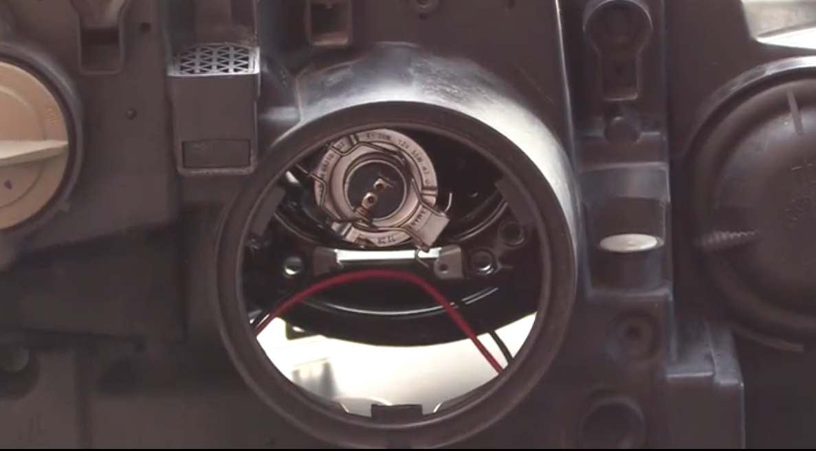 How to replace a lightbulb on a Suzuki Kizashi Automotive News